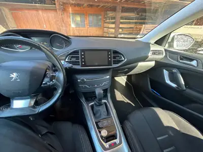 Peugeot 308 Estate 2015 — Break spacieux et fiable, moteur essence efficient — interni