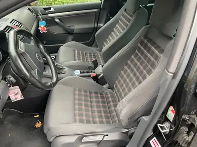 VW Golf 2007 — Berline compacte robuste, 200 ch essence manuelle — intérieur