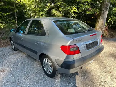 Citroën Xsara 1999 — Berline compacte fiable avec équipement hivernal complet — fianco