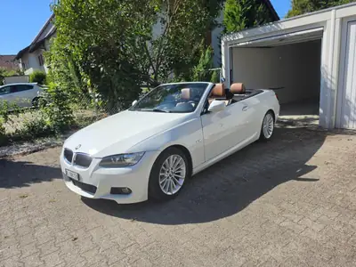 BMW 325 Cabriolet 2009 — Élégance blanche et conduite découverte, motorisation essence 218 ch — exterior view