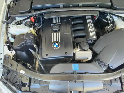 BMW 325 Cabriolet 2009 — Élégance blanche et conduite découverte, motorisation essence 218 ch — detail