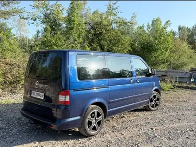 VW T5 Multivan — Monospace 7 places robuste, diesel économique — Heckansicht