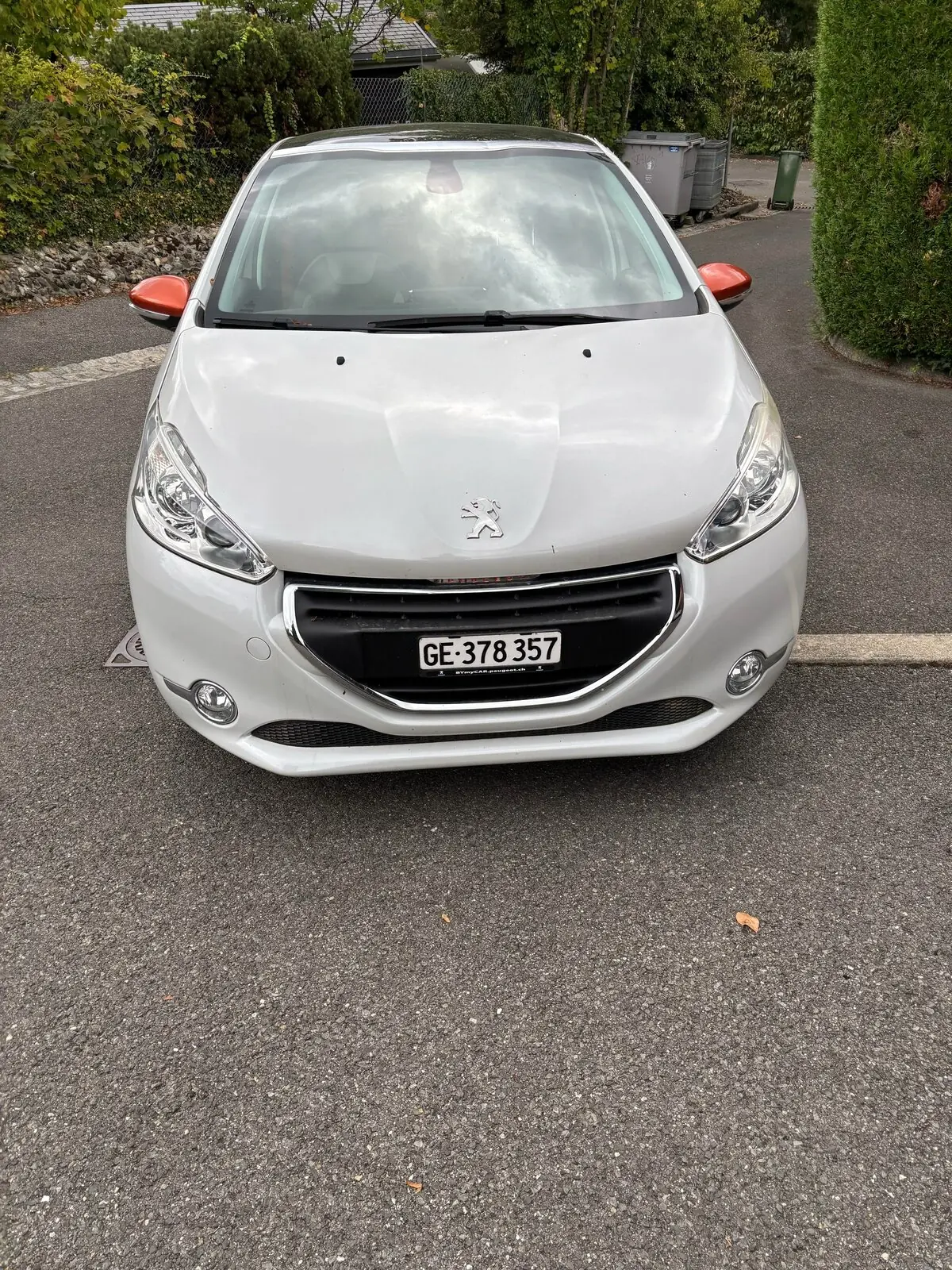 Peugeot 208 — Citadine compacte blanche, essence manuelle, 11'500 km seulement