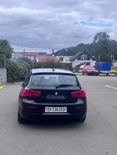BMW 118i 2016 — Berline compacte automatique, grand révision effectuée — rear view