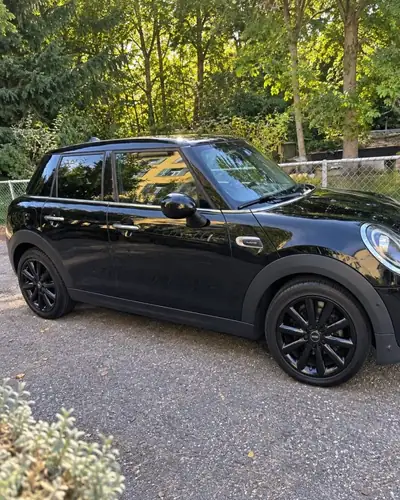 MINI Cooper 5-Portes — Élégance citadine automatique, 129'000 km — Heckansicht