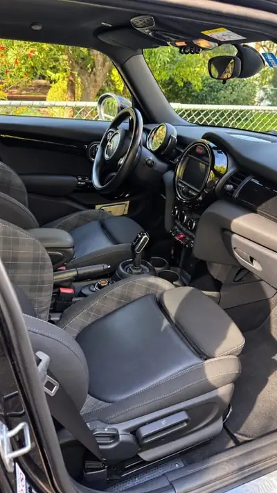 MINI Cooper 5-Portes — Élégance citadine automatique, 129'000 km — Armaturenbrett