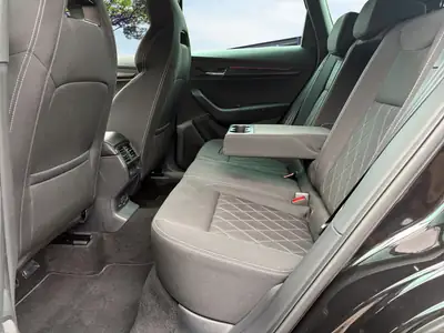 Skoda Karoq 190 ch TSI — SUV polyvalent tout-terrain, technologie premium et faible kilométrage — Miniatura 9