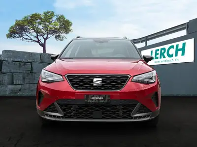 SEAT Arona 2023 — SUV compact rouge pétillant, 16 900 km seulement — fianco