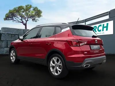 SEAT Arona 2023 — SUV compact rouge pétillant, 16 900 km seulement — vista posteriore