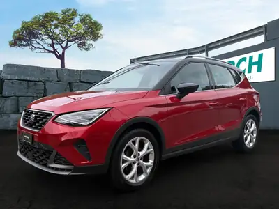 SEAT Arona 2023 — SUV compact rouge pétillant, 16 900 km seulement — vista esterna