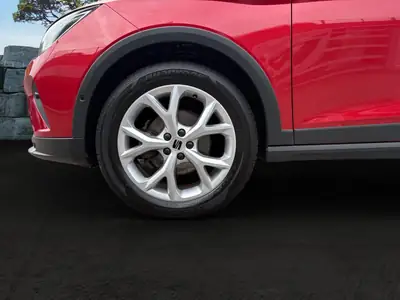 SEAT Arona 2023 — SUV compact rouge pétillant, 16 900 km seulement — dettaglio