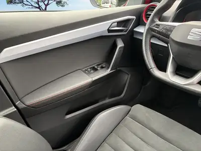 SEAT Arona 2023 — SUV compact rouge pétillant, 16 900 km seulement — Miniatura 10