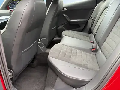 SEAT Arona 2023 — SUV compact rouge pétillant, 16 900 km seulement — Miniatura 16