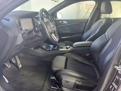 BMW Série 1 — Berline 136 ch essence manuelle, très bon état et économe — Innenraum