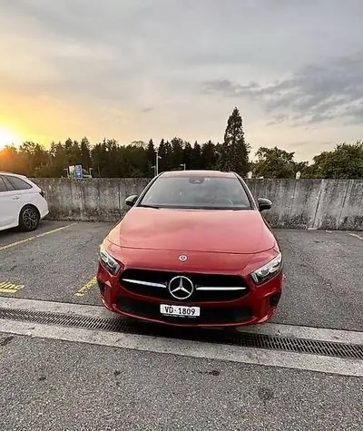 Mercedes-Benz Classe A 180 — Berline essence automatique, jantes AMG et parkings intelligents — vue extérieure