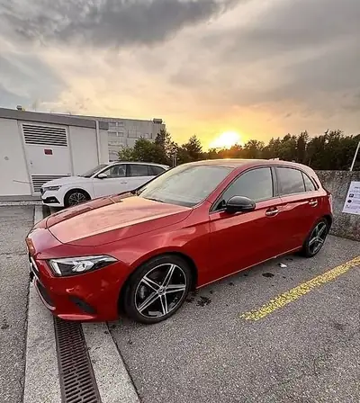 Mercedes-Benz Classe A 180 — Berline essence automatique, jantes AMG et parkings intelligents — côté