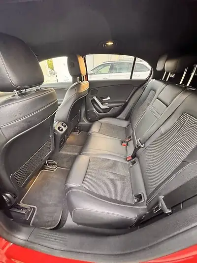Mercedes-Benz Classe A 180 — Berline essence automatique, jantes AMG et parkings intelligents — tableau de bord