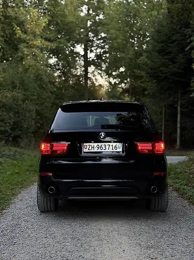 BMW X5 xDrive40d 2013 — SUV premium diesel, entretien complet, équipement Individual — vista posteriore