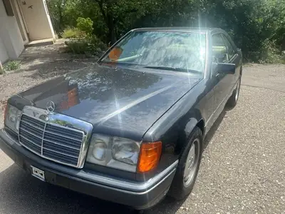 Mercedes-Benz 300 Coupé 1992 — Classique intemporel, moteur 3.0L, entrée veteraneneintrag — exterior view