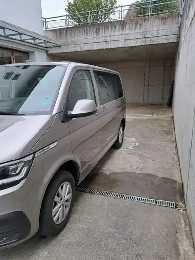 VW T6 Caravelle 2024 — 8 places, diesel automatique, état impeccable, faible kilométrage — side view