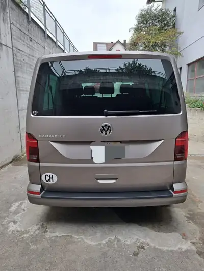 VW T6 Caravelle 2024 — 8 places, diesel automatique, état impeccable, faible kilométrage — rear view