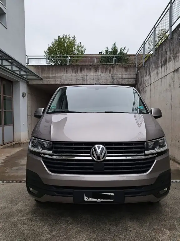 VW T6 Caravelle 2024 — 8 places, diesel automatique, état impeccable, faible kilométrage