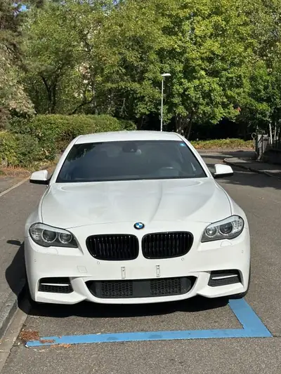BMW M550 Diesel — Berline sportive 381 ch, boîte auto, entretien impeccable — fianco