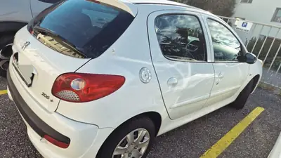 Peugeot 206 — Citadine fiable et entretenue, 5 portes pratiques — rear view
