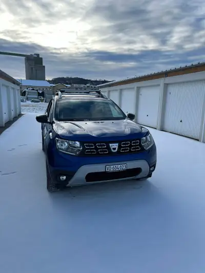 Dacia Duster diesel 2021 — SUV robuste 82'000 km, attelage et 8 pneus inclus — Heckansicht