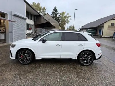 Audi RS Q3 2021 — 400 ch de performance brute, attelage pivotant inclus — rear view
