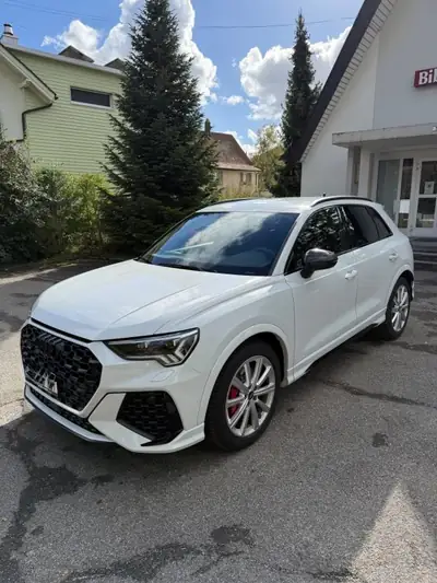 Audi RS Q3 2021 — 400 ch de performance brute, attelage pivotant inclus — side view